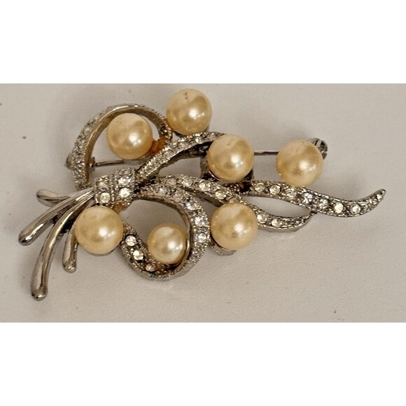 Vintage Pearl Brooch Silvertone with Rhinestones 2.25 Inches - Elegant Floral De - Picture 2 of 6
